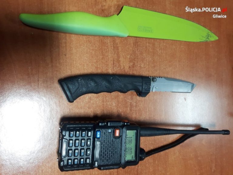 Mężczyzna niszczył zaparkowane samochody. Podsłuchiwał też policję
