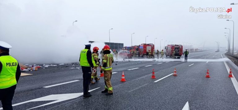 Dwa zderzenia na autostradzie A4. Samochód zaczął płonąć (wideo)