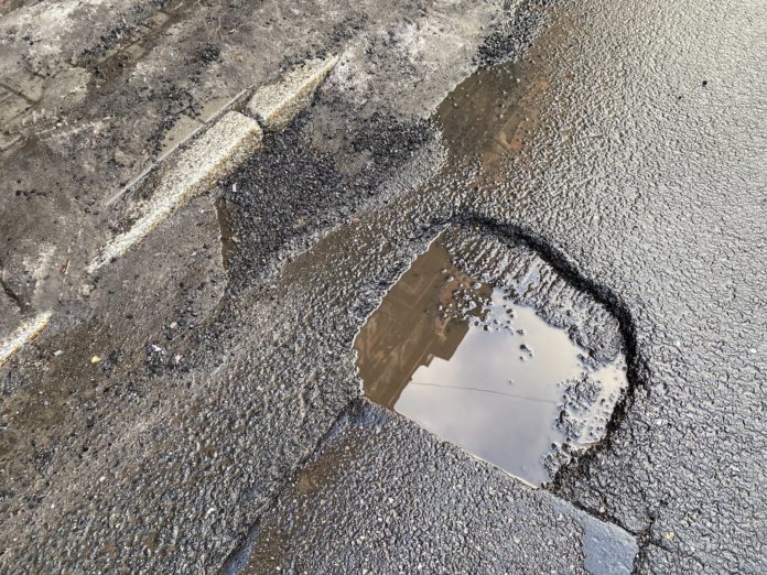 dziura w jezdni gliwice fot lukasz fedorczyk