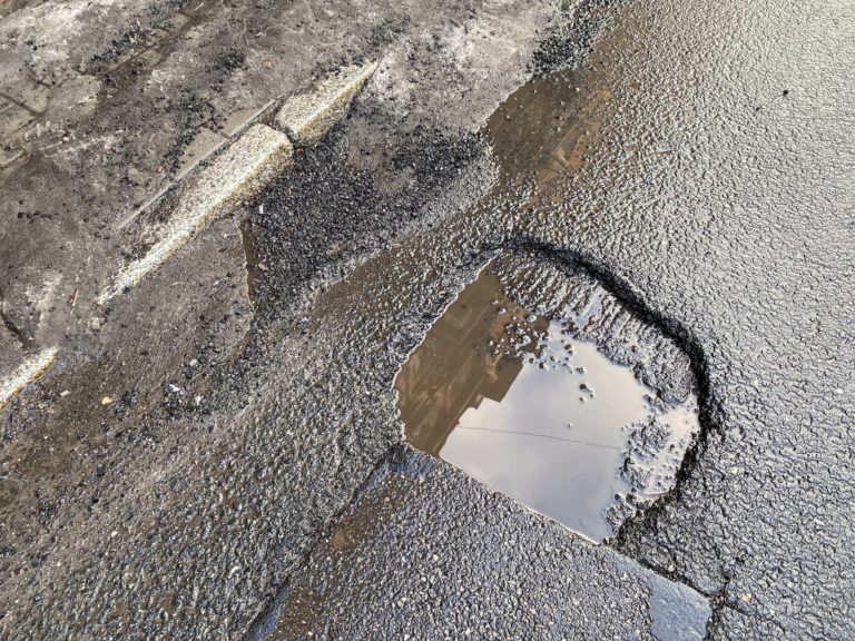 Uszkodziłeś samochód na dziurawej jezdni? Wnioskuj o odszkodowanie z ZDM
