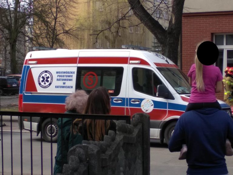 Dziecko wypadło z okna. Przeżyło