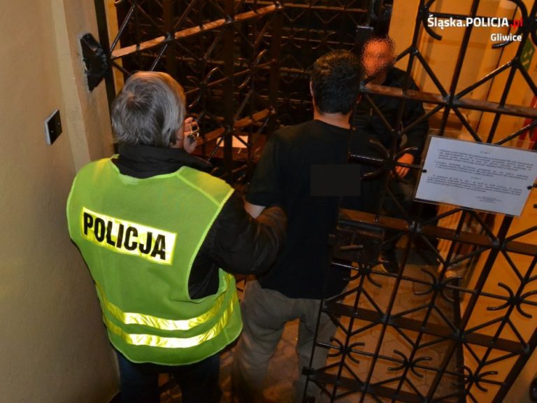 Nie mieli maseczek. Upomnieli ich policjanci, a oni zareagowali agresją