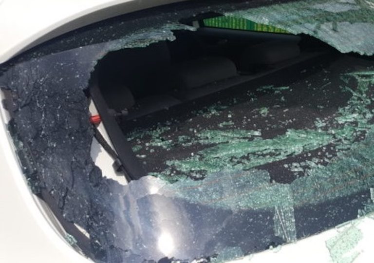 Kierowca BMW zajeżdżał drogę. Na parkingu zaatakował i wybił szybę w innym aucie