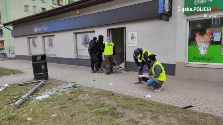 Wybuch przy bankomatach. Skradziono gotówkę