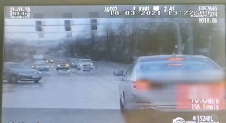 Dziecko było sine. Policjanci eskortowali do szpitala