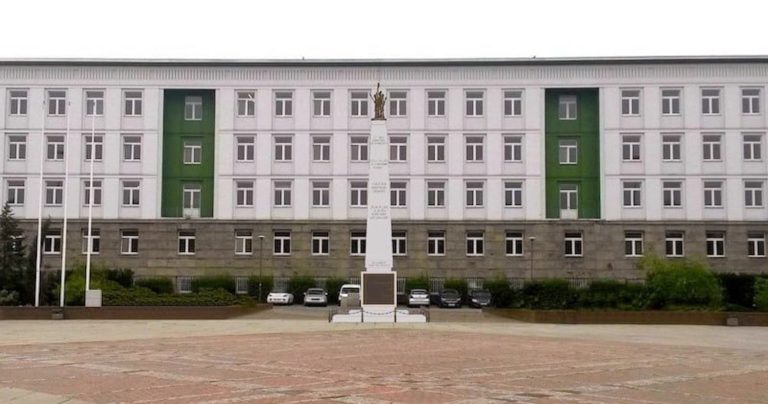 Kolejne opinie o pomniku na pl. Krakowskim. Poseł i pisarz