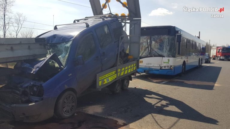 Wypadek na DK88. Zderzył się autobus