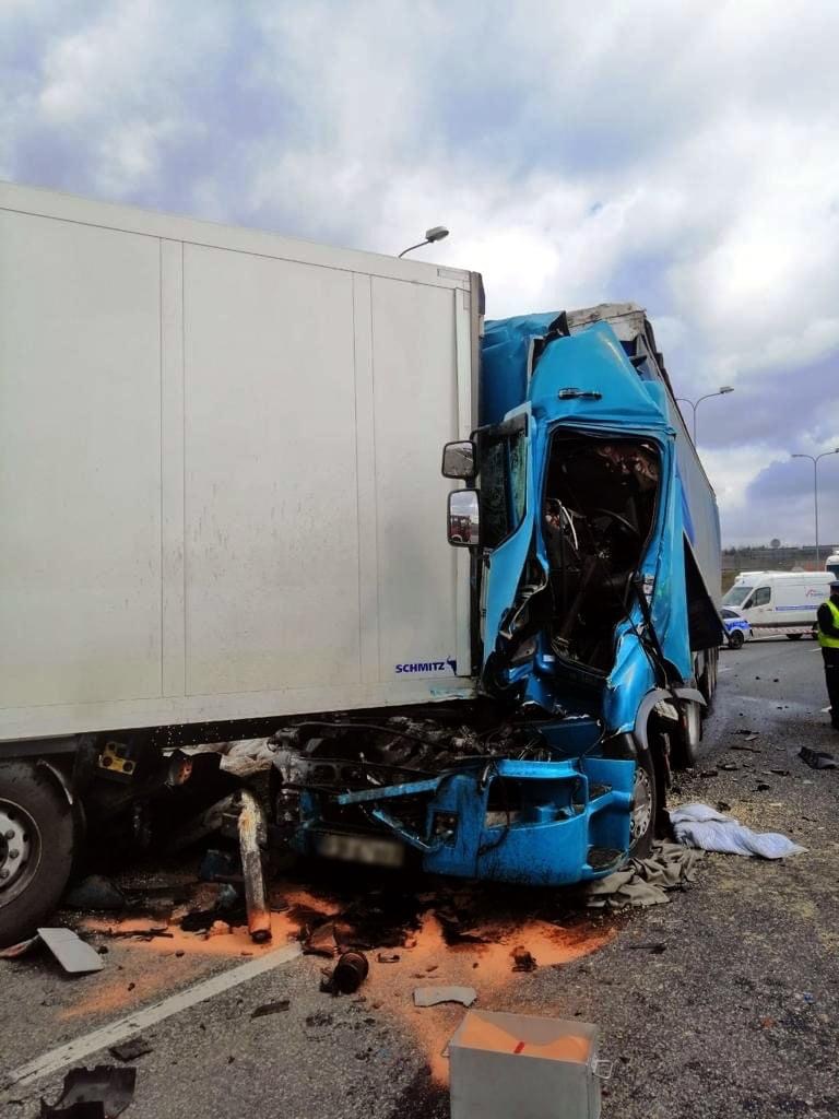 Wypadek na A4. Zderzyły się 3 ciężarówki