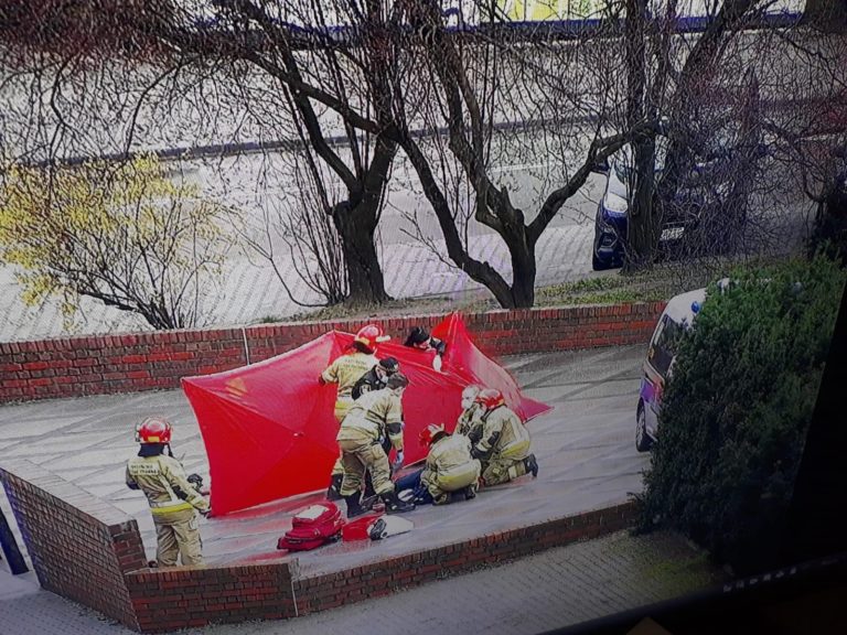 Stracił przytomność. Nie było wolnych karetek. Pomogła straż miejska