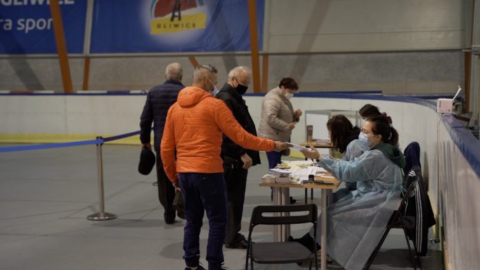 szczepienia lodowisko gliwice fot lukasz fedorczyk