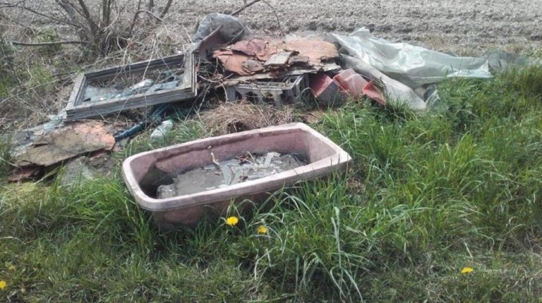 Wyrzucił śmieci przy drodze. Nagrał go monitoring