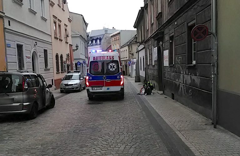 Młoda kobieta szła z dzieckiem. Nagle przewróciła się