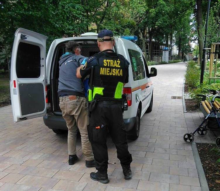 Ranny i zakrwawiony mężczyzna leżał przed dworcem