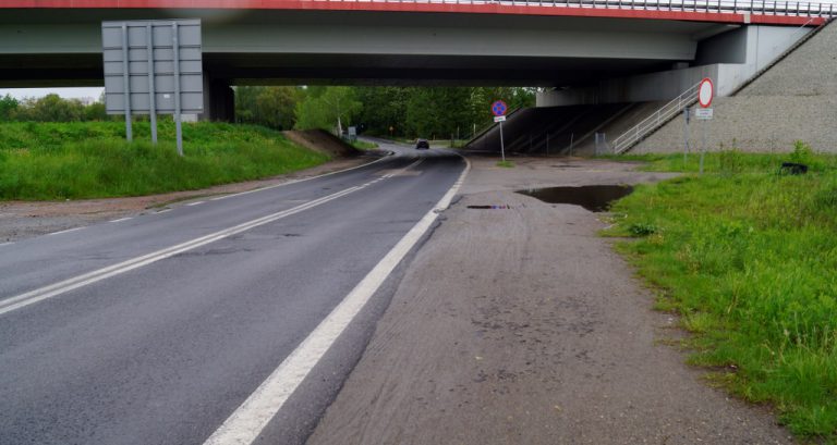 Ruszają prace na ul. Kujawskiej. Po wielu latach powstanie droga rowerowa i chodnik