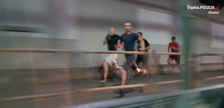 Tych mężczyzn szuka policja. Chodzi o pobicie w centrum Gliwic
