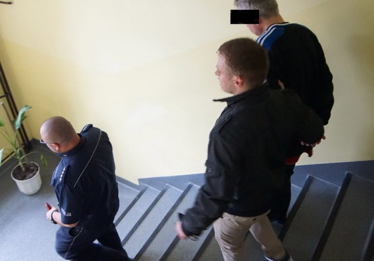 Szedł nocą z dwiema torbami. Zainteresowali się nim „tajniacy”