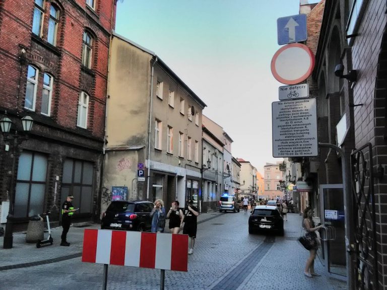 Zmiany na starówce. Mieszkańcy wzywają straż miejską