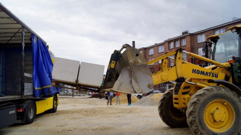 Betonowe ławy dotarły już na skwer. Trwa modernizacja