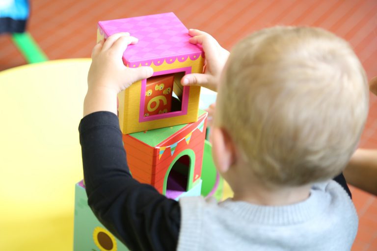 Czy zajęcia dodatkowe w żłobkach mają sens?