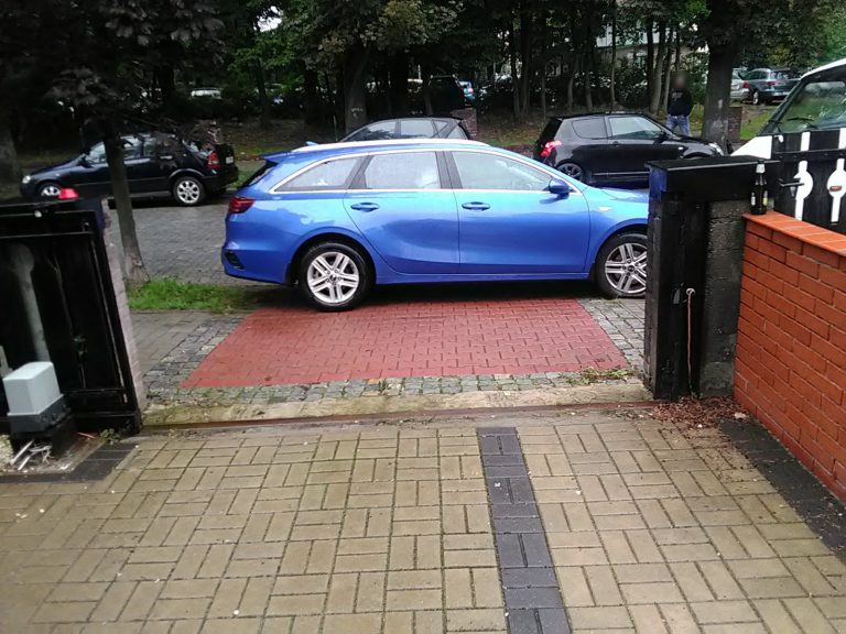 Zaparkował, zablokował wyjazd z bramy i poszedł