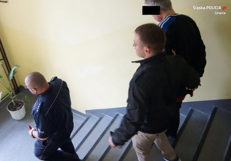 Policja wyprowadziła dwóch mężczyzn z mieszkań. Dlaczego?