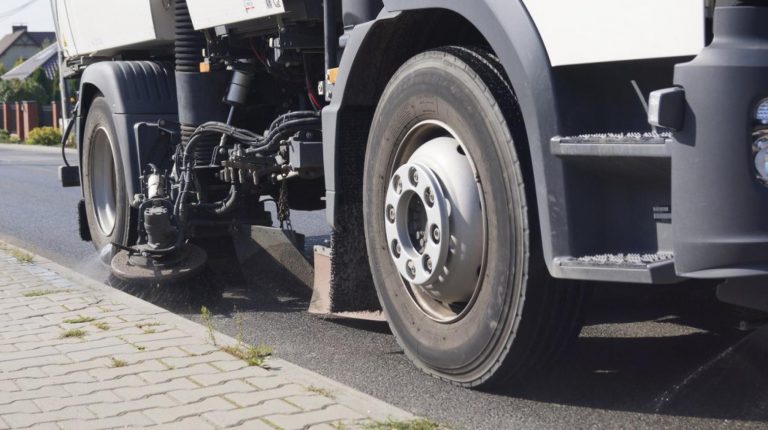 ZDM żali się, że chce posprzątać, ale nie może, bo parkujecie
