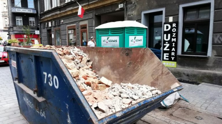 Chcesz postawić kontener? Musisz uzyskać zgodę i zapłacić