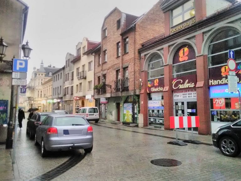 Zakaz ruchu, parking i mandat. Internauta skarży się, straż miejska wyjaśnia