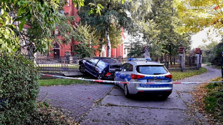 Pościg w Gliwicach. Samochód zatrzymał się na kościelnym ogrodzeniu