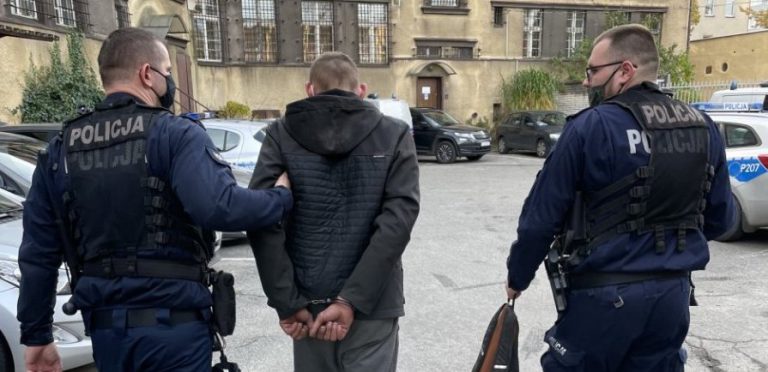 Właściciel samochodu był w pracy, a w tym czasie próbowano wyciąć katalizator