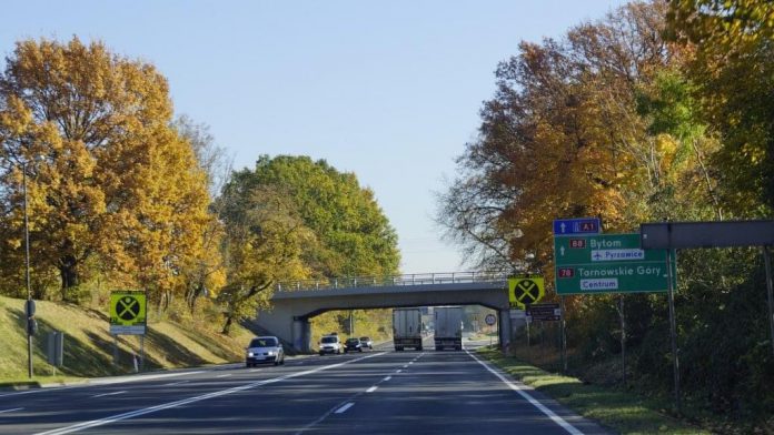 E58443FA D547 48B6 B53B D572509C2957