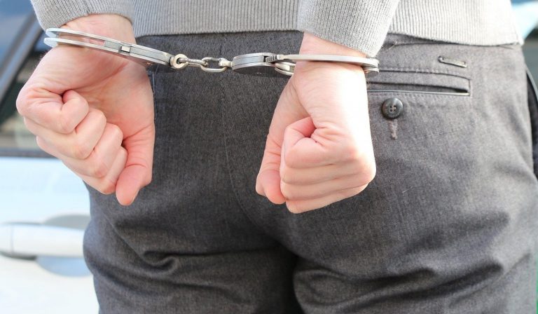 Zaparkował na Zwycięstwa. Straż miejska: „Użyliśmy siły fizycznej i kajdanek”