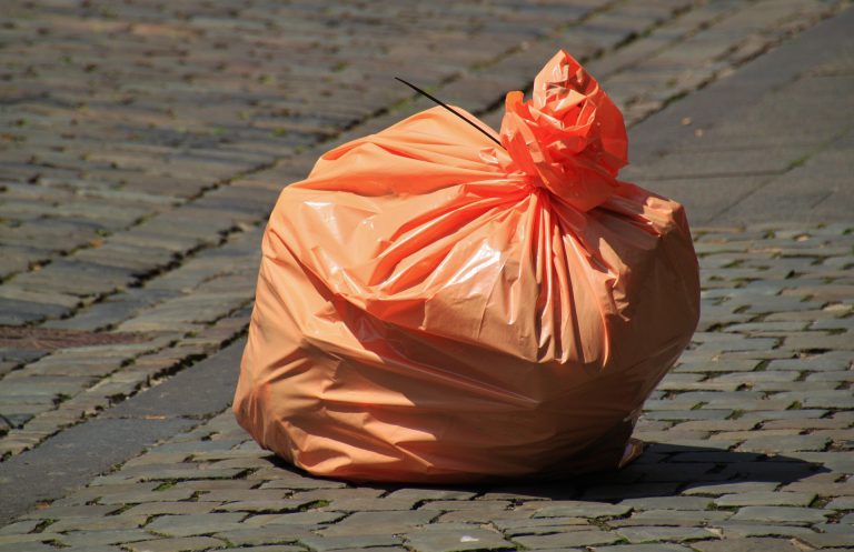 Duże pieniądze w reklamówce. Zabrał je nieznany mężczyzna
