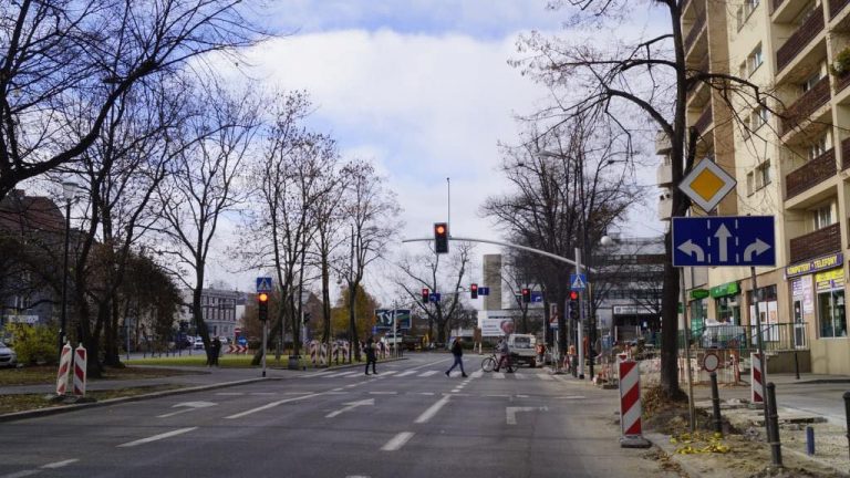 Utrudnienia w ruchu. Budują ścieżkę rowerową