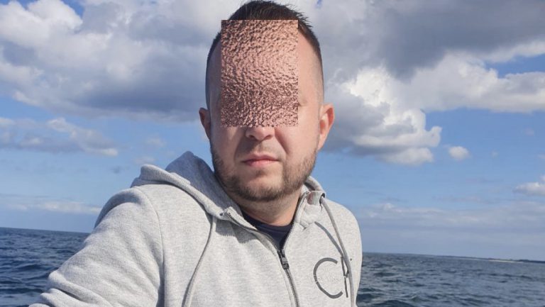 Tego mężczyzny szuka policja. „Spenetrował mieszkanie i ukradł pieniądze”