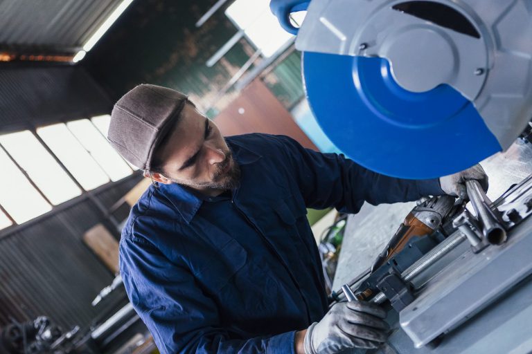 Laserowe cięcie stali – sprawdź najpopularniejsza metoda obróbki materiałów i ich koszt
