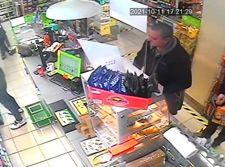 Tego mężczyzny szuka policja. Chodzi o pobicie