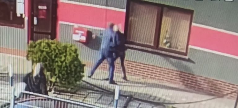 Bił kobietę pięściami, bo poprosiła o założenie maseczki (wideo)