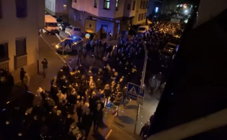 W Niemczech protestują przeciwnicy restrykcji i obowiązkowych szczepień