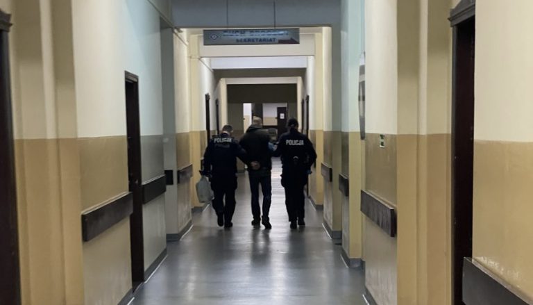 Rozbój z użyciem noża i kradzieże na stacjach. Sprawcy zatrzymani