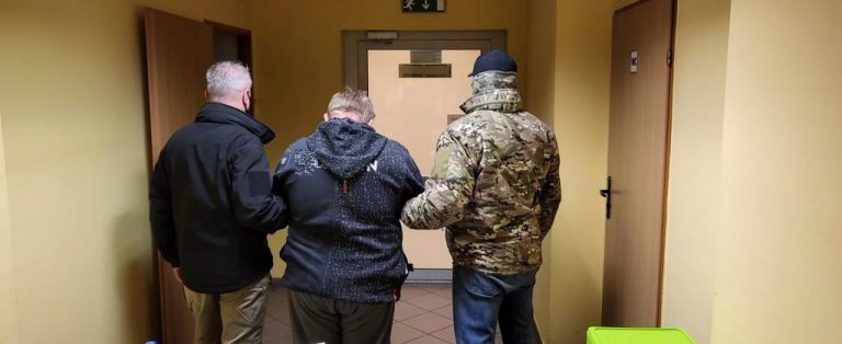 Chodził bez maseczki, prowokował i obrażał policjantów. „Celebryta” trafił do aresztu