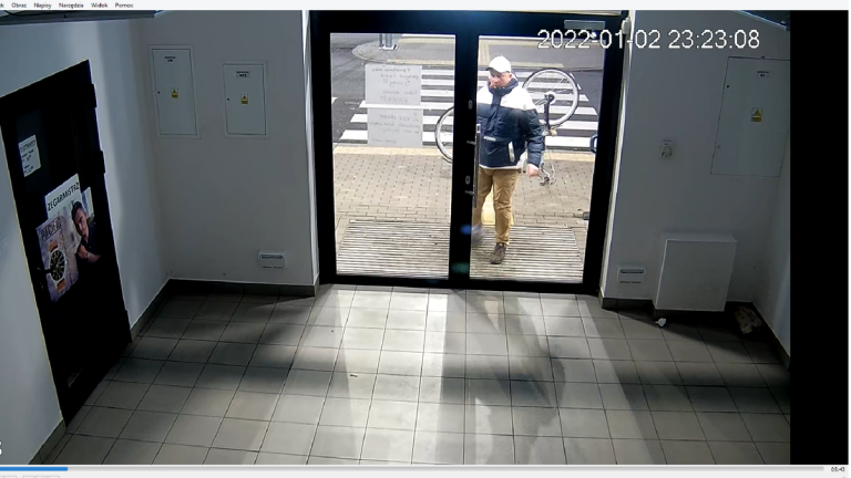 Wjechał w drzwi, a następnie je zniszczył (wideo)