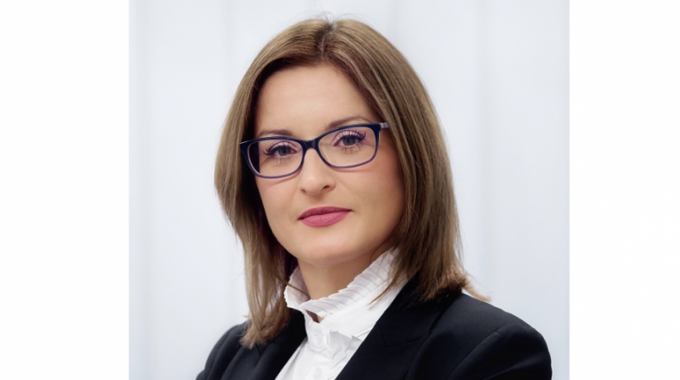 Awans żony rzecznika prasowego prezydenta Neumanna. Została sekretarzem miasta