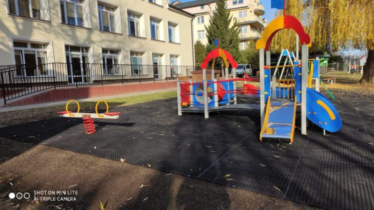 Czym są bezpieczne nawierzchnie na place zabaw?