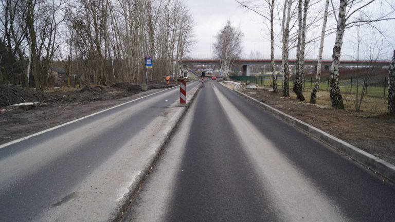 Ruch wahadłowy na Kujawskiej. Budują ścieżkę