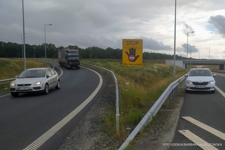 Nowe tablice na drogach. „Opuścić auto i wezwać policję”