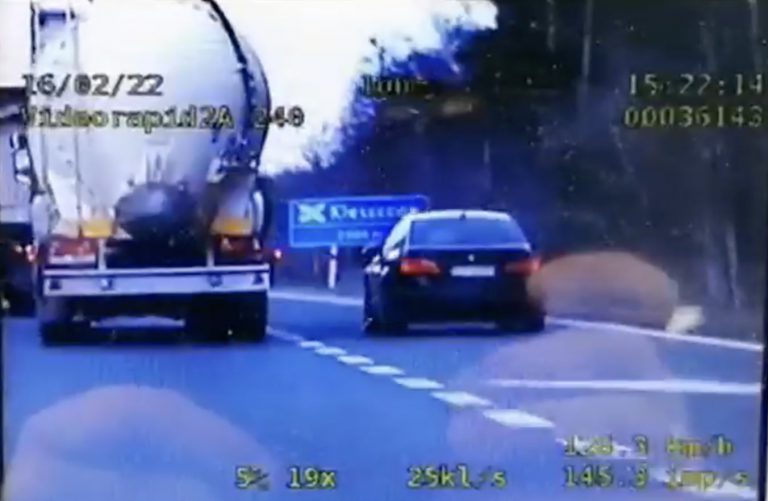 20-letni kierowca BMW zapłaci 1000 zł mandatu. Za cwaniactwo na autostradzie