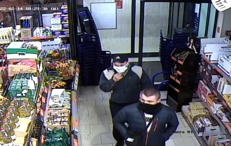Zuchwała kradzież. Policja szuka tych mężczyzn