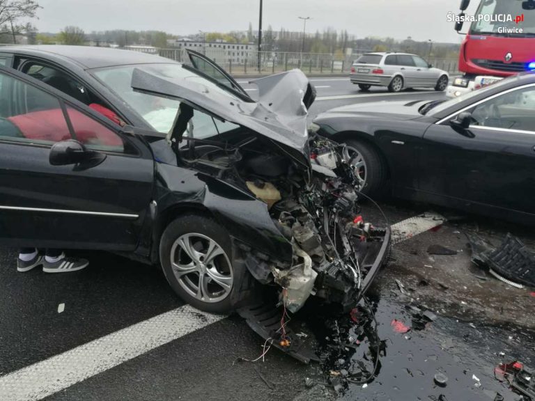 Zderzenie BMW z Peugeotem na DK88 w Gliwicach