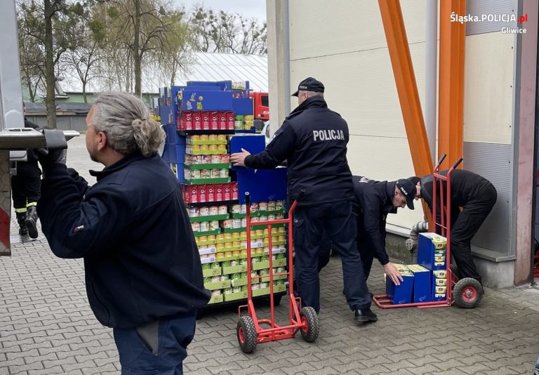 Strażacy i policjanci pomagali rozładować dary dla uchodźców